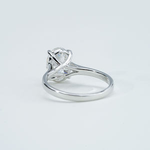 Anillo Solitario de Plata de Ley S925 con Piedra de Moissanita Ovalada de 7*10 mm y 2 Quilates - Product Image 3