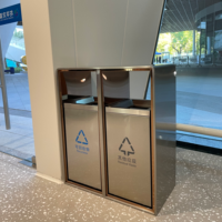 Poubelle intérieure moderne en acier inoxydable avec finition anti-traces de doigts pour les halls d'hôtels de luxe et les centres commerciaux