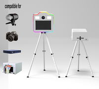 Photomaton Tendance Virale 15,6 Pouces en Forme d'Appareil Photo avec Trépied, Conception Intégrée Monobloc, Facilement Déplaçable, Écran Tactile pour Fêtes