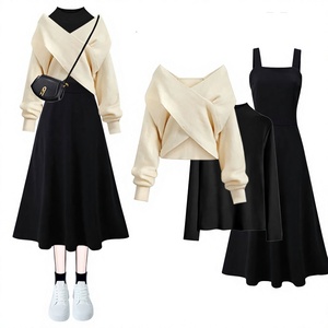 Ensemble trois pièces décontracté pour femme : pull en maille croisée unie, t-shirt à manches longues et jupe en toile – Écoresponsable - Product Image 1