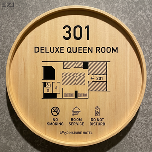 Plaque de porte personnalisée EZD pour hôtel, complexe hôtelier ou appartement, en stratifié compact HPL, avec carte d'évacuation et signalétique directionnelle - Product Image 3