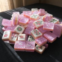 Tuiles de Mahjong Américain Personnalisées en Acrylique Rose Nacré avec Motifs Floraux pour Soirées de Jeu Adultes et Détaillants de Boutiques