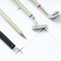 Vente en gros de jeux de bureau promotionnels personnalisés et amusants, ensemble de stylos à bille en métal pour mini club de golf avec drapeau