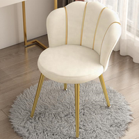 Chaise de salle à manger de luxe en métal au design pétale, avec dossier rembourré en éponge