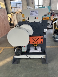 Machine de découpe et de poinçonnage à cinq postes 900KN pour profilés en acier 125x125x12 et canaux 160 - Product Image 4