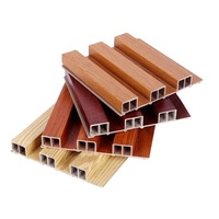 Panneaux muraux cannelés contemporains en WPC – Revêtement composite bois-plastique élégant et écologique pour la décoration résidentielle et commerciale