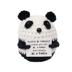 Venta al por mayor de muñecos de panda terminados, hechos a mano con hilo, figuras de dibujos animados, tarjetas de colores en inglés y bases. - Product Image 4