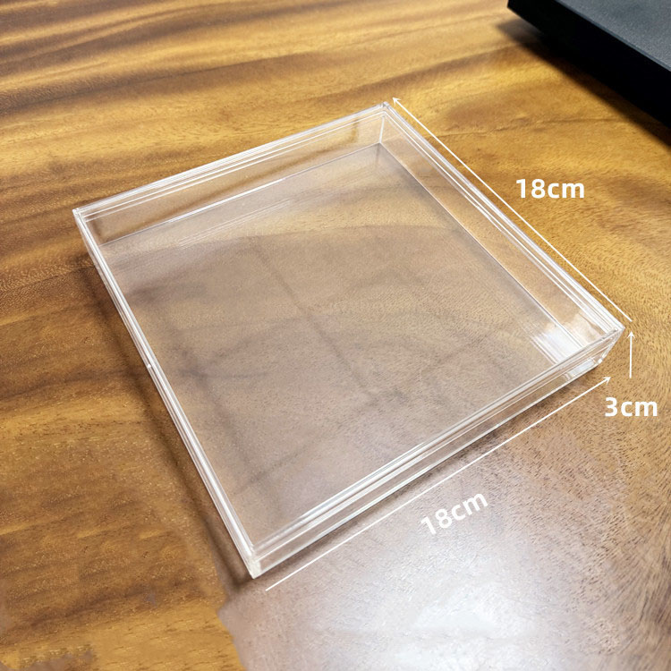 18x18x3cm / 7,08x7,08x1,18 pouces