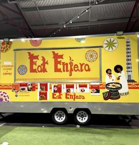 Charcuterie estonienne Verivorst avec saucisse de sang et orge, grillée et servie avec du choucroute et des myrtilles - Product Image 1