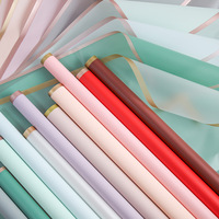 Papier d'emballage de bouquet imperméable de style coréen impression de lignes colorées de bordure dorée sous-transparente pour roses vierge enduite de PVC