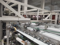 Machine à coudre à plat haute efficacité 4 côtés, fonctionnement à un bouton pour l'usine de textiles domestiques