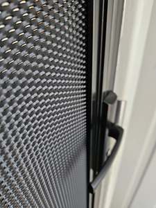 Malla de Aluminio DVA con Recubrimiento de Polvo Negro, Lámina de Seguridad Unidireccional para Puertas Mosquiteras de Seguridad Australianas - Product Image 2