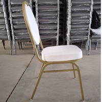 Chaise de salle à manger d'hôtel moderne avec structure en acier inoxydable et revêtement en cuir, design contemporain pour les événements de mariage