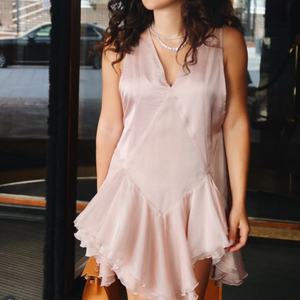 เดรสคุณภาพสูงมาใหม่สำหรับผู้หญิง สไตล์ลำลองหลวมๆ เรียบร้อย สง่างาม แบบไม่มีแขน ทรงมินิ คอวีลึก ผ้าชีฟองระบาย - Product Image 1