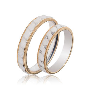 Design personnalisé plaqué or finition pinceau martelé couple alliance anneaux factices pour bijouterie vitrine - Product Image 3