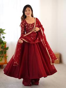 Top Wear Costume en tissu de soie croquant brodé de style indien exclusif Robe lourde et bas avec ensemble Dupatta - Product Image 2