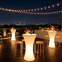 Table de cocktail illuminée imperméable pour événements extérieurs avec éclairage LED à 16 couleurs changeantes sur les tables et les chaises