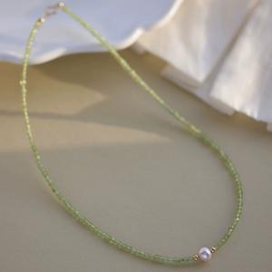 Collier en perles d'eau douce d'olivine émeraude, style rétro léger et luxueux, pendentif de niche, chaîne de clavicule, simple et polyvalent pour femmes - Product Image 2