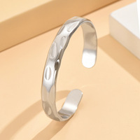 Bracelet manchette ouvert en acier inoxydable plaqué or, martelé et ondulé, texturé irrégulier, ajustable, pour femme, cadeau