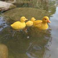 Vente en gros de sculptures en résine LIFA Little Yellow Duck, décoration flottante pour étang, ornement extérieur, motif animal fait main et peint à la main