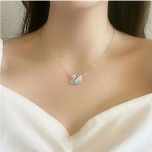 Collar de Cisne de Alta Gama para Mujer, con Elemento de Corazón Latido en Degradado Negro y Blanco, Aleación de Cristal y Forma de Animal de Bambú - Product Image 3