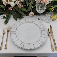 Assiette de présentation de luxe en plastique PP, forme festonnée, 13 pouces, personnalisable, blanche, élégante et durable, pour mariages et réceptions, vente en gros