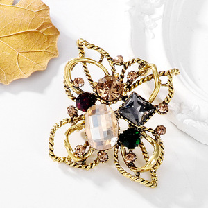 Broche Rétro Multicolore en Strass Facettés et Cristal, Torsadée Dorée Antique, Motif Corde Ajourée et Intricaté - Product Image 1