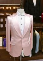 Smoking rose poudré grande taille pour homme avec revers en satin large |   Doublure en jacquard Paisley avec boutons contrastants |   Costume de mariage pour les demoiselles d'honneur
