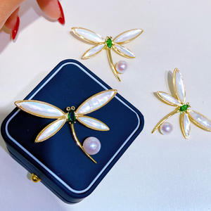 Broche de poitrine 8 mm avec perles d'eau douce naturelles, motif libellule incrusté de nacre, beauté saisonnière - Product Image 3