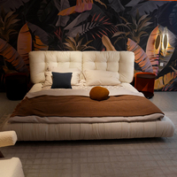 Meubles de chambre à coucher italiens, lit capitonné moderne, cadre de lit king-size rembourré, lit double moderne confortable en tissu capitonné pour chambre d'hôtel