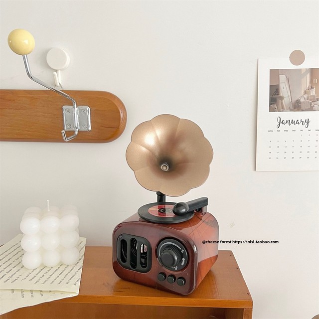 Retro Nostalgic Gramophone Music Box-Plastic Home Decoration for Bar Cafe Entrance or Desktop Display