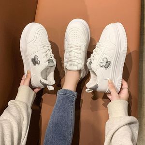 2025 chaussures de sport blanches à semelles épaisses pour femmes Design à enfiler chic pour le printemps automne Style décontracté à la mode - Product Image 3