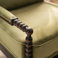 Fauteuil Bobbin avec structure en bois massif tourné, velours vert olive, garniture cloutée, accent vintage pour salon et chambre à coucher