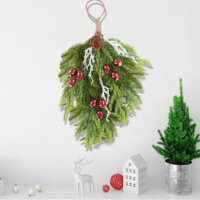 Guirnalda Navideña de Plástico en Forma de Lágrima de Alta Calidad con Bayas Rojas, Piñas y Ramas de Pino, Ecológica para Decoración de Puertas