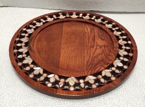 Offrez-vous le luxe: plateau en bois de nacre gravé-parfait pour présenter des chocolats décadents avec style - Product Image 3