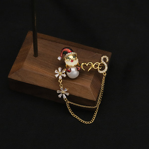 Broche en perles d'eau douce dorées pour la saison des fêtes, cadeau de Noël, cadeau de Nouvel An, bijou élégant pour amie et famille - Product Image 1