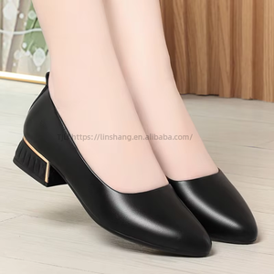Vente en gros usine Escarpins noirs à talon bloc - Chaussures pour femmes en cuir à bout pointu avec décorations en pierres, pour le bureau et le quotidien - Product Image 1
