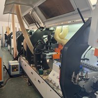 Machine à cintrer les nez de marche d'escalier flexibles, conçue pour le traitement des revêtements de sol multicouches en bois et en vinyle