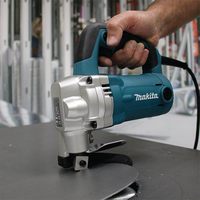 Cisaille à métal Makita JS3201 haute capacité, robuste, 3,2 mm (calibre 10), avec design ergonomique