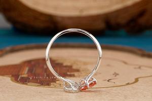 Elegante Anillo de Diamantes con Tres Piedras, Joyería Hecha a Mano, Diamantes Brillantes, Diseño Atemporal, Perfecto para Compromisos y Ocasiones Especiales - Product Image 3