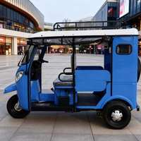Tuk-tuk électrique à carrosserie ouverte, moteur 2 kW 48 V, vitesse 60 km/h, autonomie 120 km, charge utile 400 kg, pour le transport de passagers en milieu urbain africain.