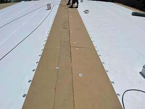 แผ่นพลาสติก TPO สีขาวกันน้ำแผ่นพลาสติกความหนาของ45mil-80mil พร้อมกาวในตัวสำหรับหลังคาสินค้ามาใหม่ - Product Image 6