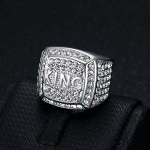 Bague <span class=keywords><strong>de</strong></span> mariage <span class=keywords><strong>de</strong></span> luxe pour homme, style Hip Hop Bling Bling, en acier inoxydable plaqué or 18 carats PVD, sertie <span class=keywords><strong>de</strong></span> zircons, avec inscription KING, idéale pour les fêtes - Product Image 3