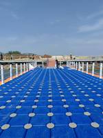 Pont flottant modulaire XinYI en HDPE avec charnières pour accès en bord de mer, en lac et en marina