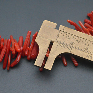 Perle di Corallo Rosso Tinto a Forma Irregolare Lunga e Sottile per Creazione di Gioielli, Collane e Bracciali - Product Image 4