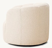 Fauteuil de salon intérieur luxueux avec cadre arrondi et détails raffinés