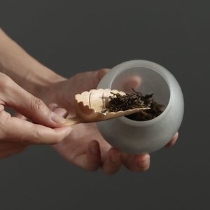 Cuillère à thé en forme de feuille de bambou sculptée à la main, parfaite pour le thé gongfu. Dropshipping disponible. Vente directe d'usine. - Product Image 4