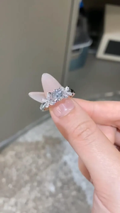 Bague de fiançailles en or blanc 14 carats avec diamant de laboratoire taille ronde et diamants d'appoint latéraux, bague de demande en mariage de luxe - Product Image 5