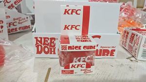 Juguete Antiestrés Needoh Nice Cube Style, <span class=keywords><strong>Cubo</strong></span> Transparente Rojo con Logotipo Amarillo - Product Image 4