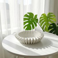 Assiette en céramique moderne jetable blanche unie avec rebord 3D en accordéon pour fruits, plateaux de collations et charcuterie – Vente en gros